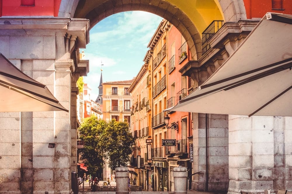 Grand groupe de touristes suivant un free tour près de la Puerta del Sol à Madrid