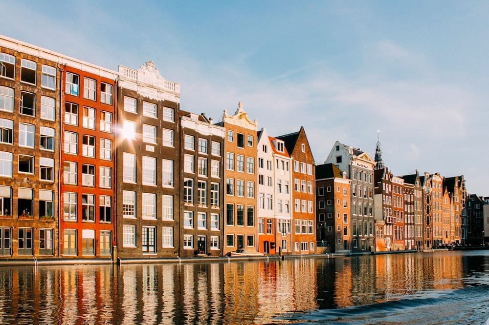 Groupe de touristes suivant un free walking tour sur la place du Dam à Amsterdam