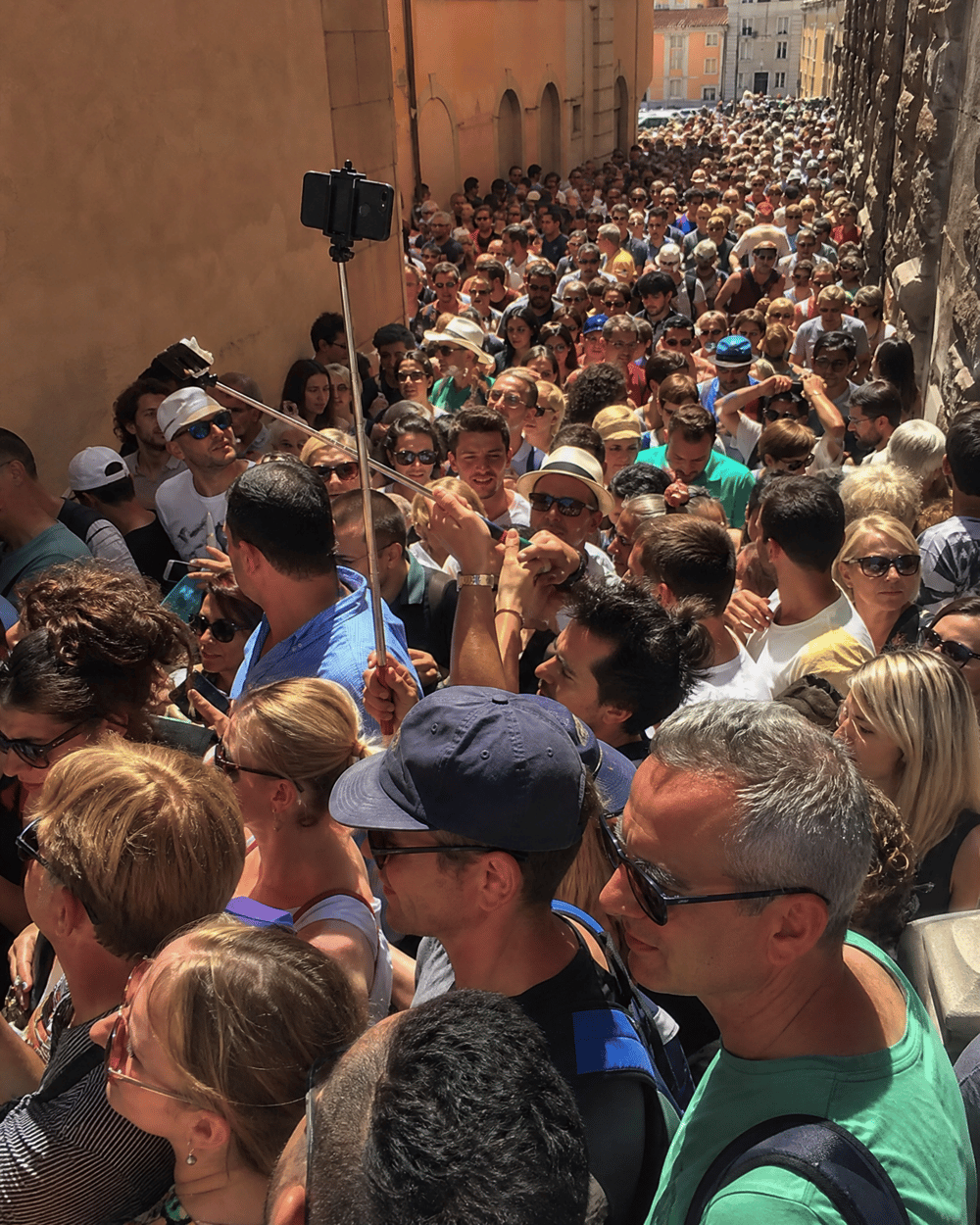 Groupe de touristes suivant un free walking tour à Rome
