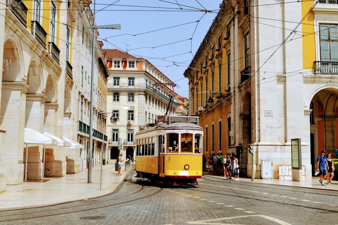 Les toits de l'Alfama et le Tage vus depuis un belvédère au lever du soleil