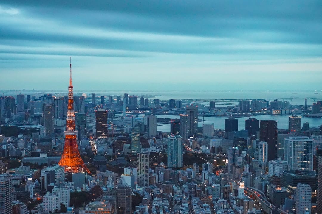 Visiter Tokyo sans guide : le carrefour de Shibuya à la tombée du jour